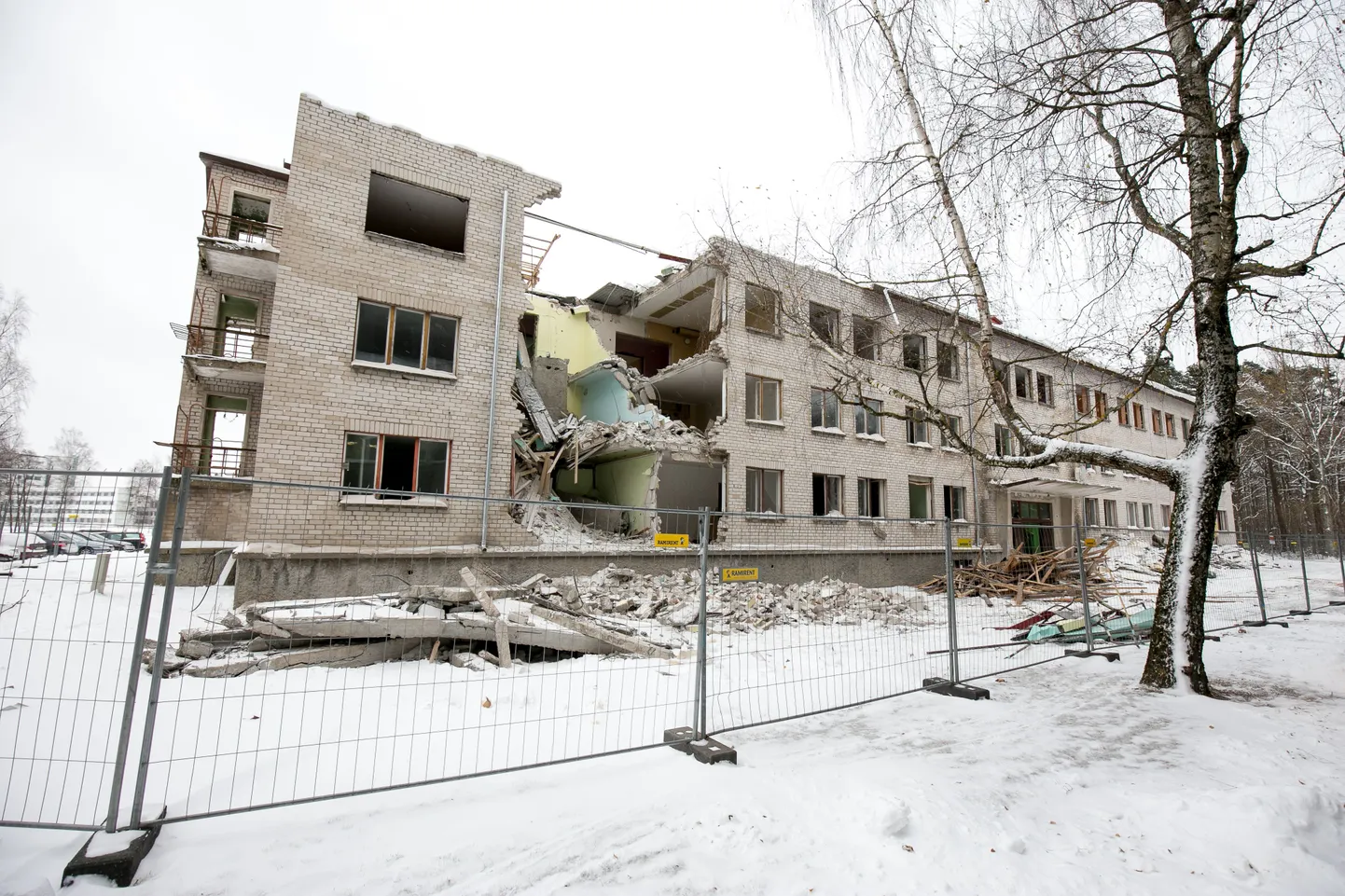 Vana telliskivihoone asemel laiub detsembri teisel poolel juba parkla.
