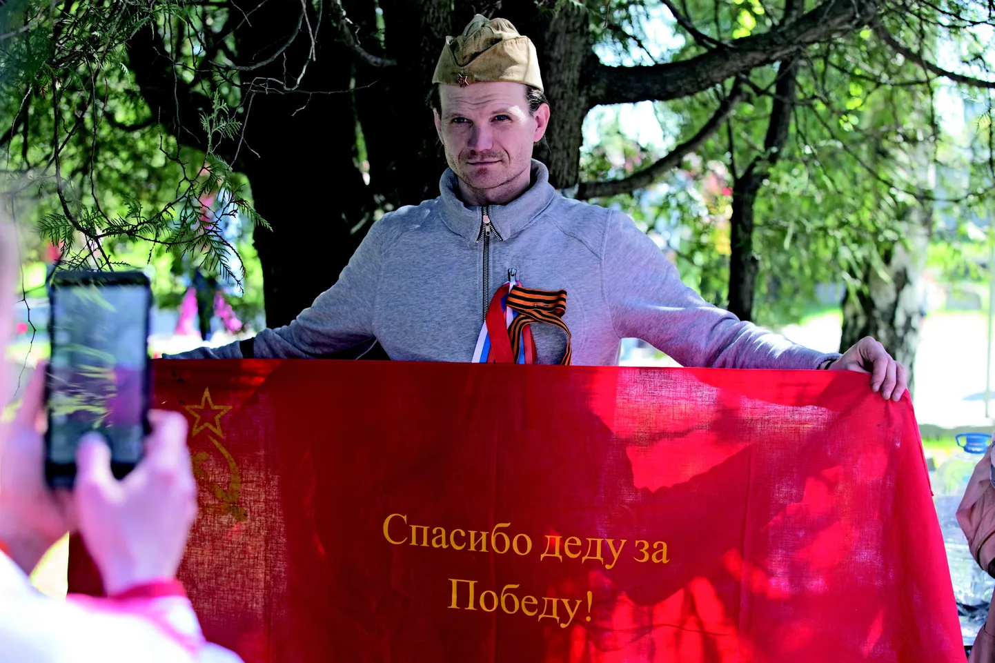 На кладбище позировали не только с российскими флагами.