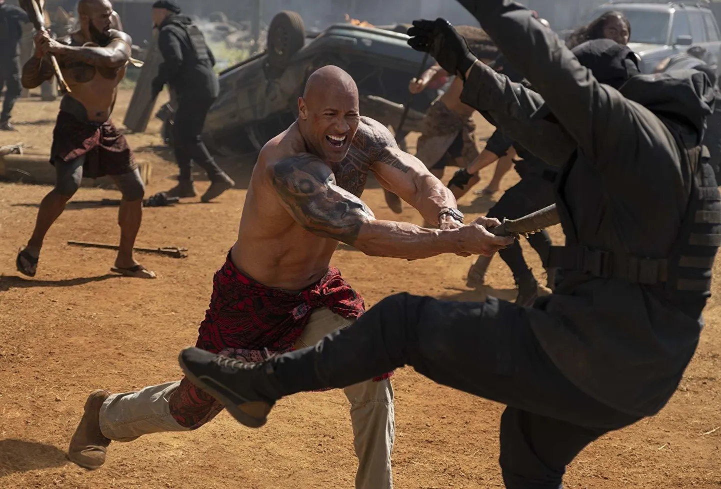 Luke Hobbs (Dwayne Johnson) keset mürglit.