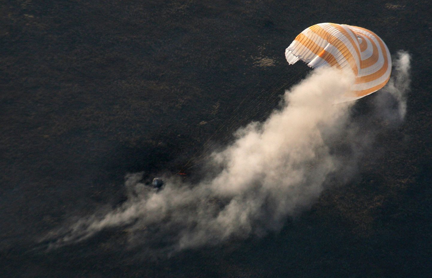 Vene kosmosekapsel Sojuz maandumas Kasahstani steppi.