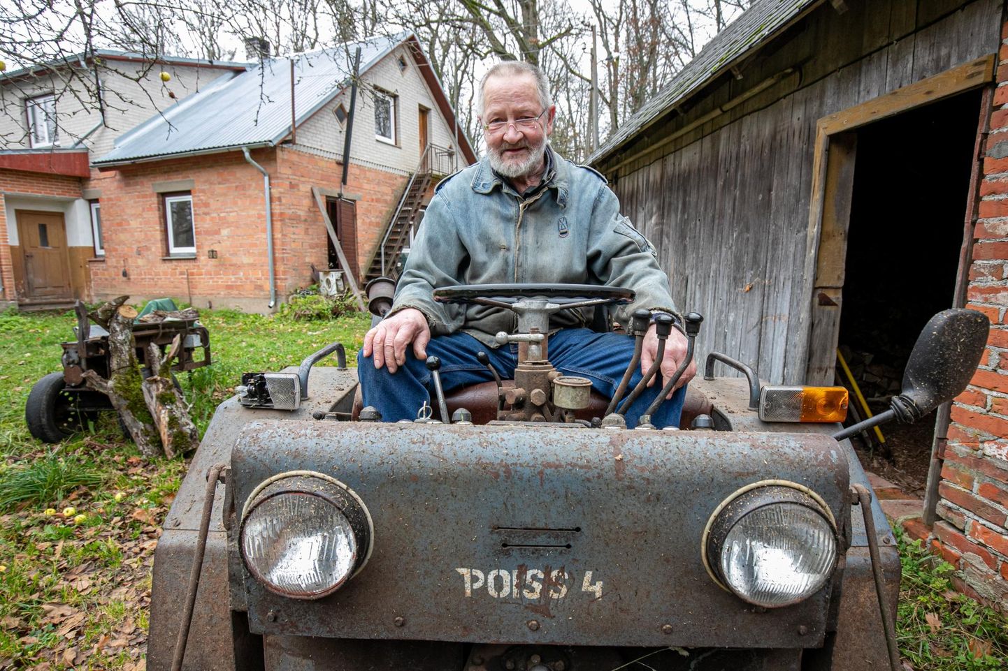Aia talu peremees Ivo Aasov roolib enda kätega ehitatud mitmeotstarbelist traktorit “Poiss 4” ehk järjekorras neljandat masinat, millega põllu- ja heinatöid teha.