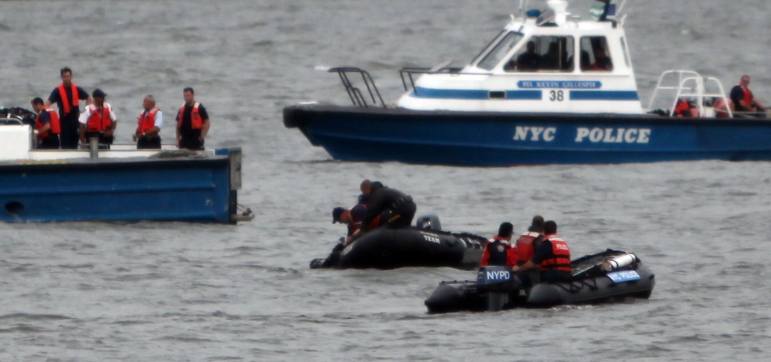 Lennuõnnetuse ohvrite otsingud Hudsoni jõel.