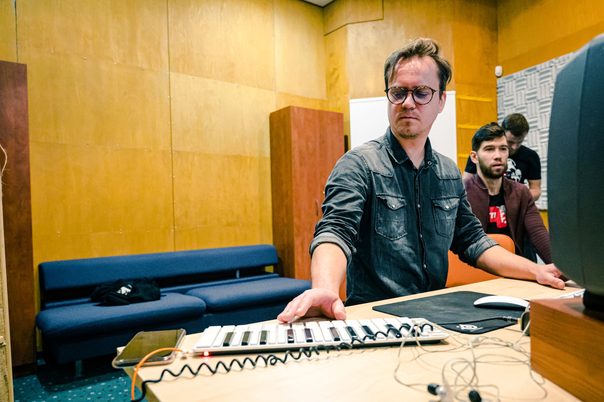 Viens no pašmāju popmūzikas redzamākajiem producentiem ("Zemes stunda") Kaspars Ansons pie datora skaņu ierakstu studijā "Sound Division".