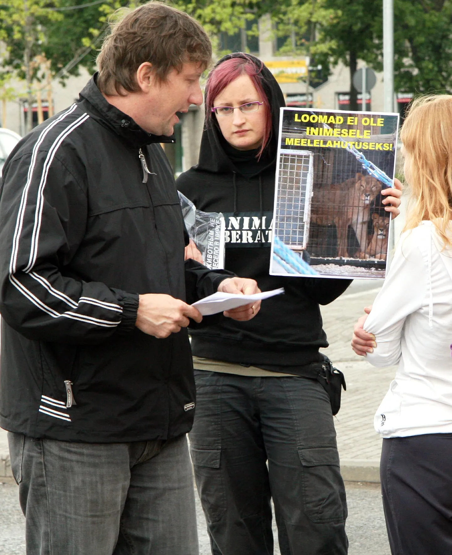 Loomaõiguslaste mullu 3. juulil korraldatud meeleavaldus Pärnus Port Arturi kaubamaja juures, kus plakatiga on liikumise Loomade Nimel aktivist Kristina Mering.