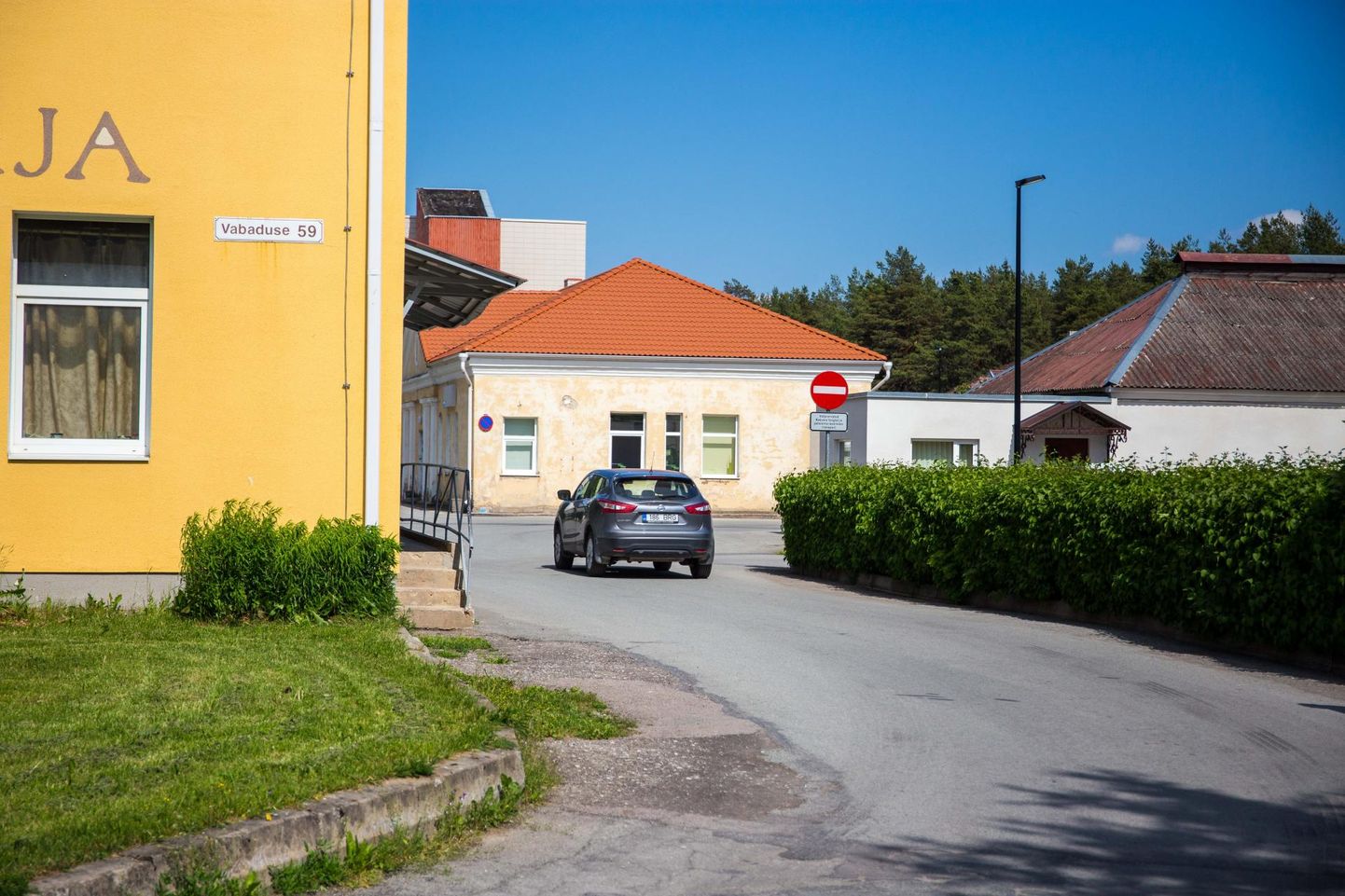 Keelumärk Rakvere sotsiaalmaja kõrval takistab sõidukeid haigla hoovi sisenemast.