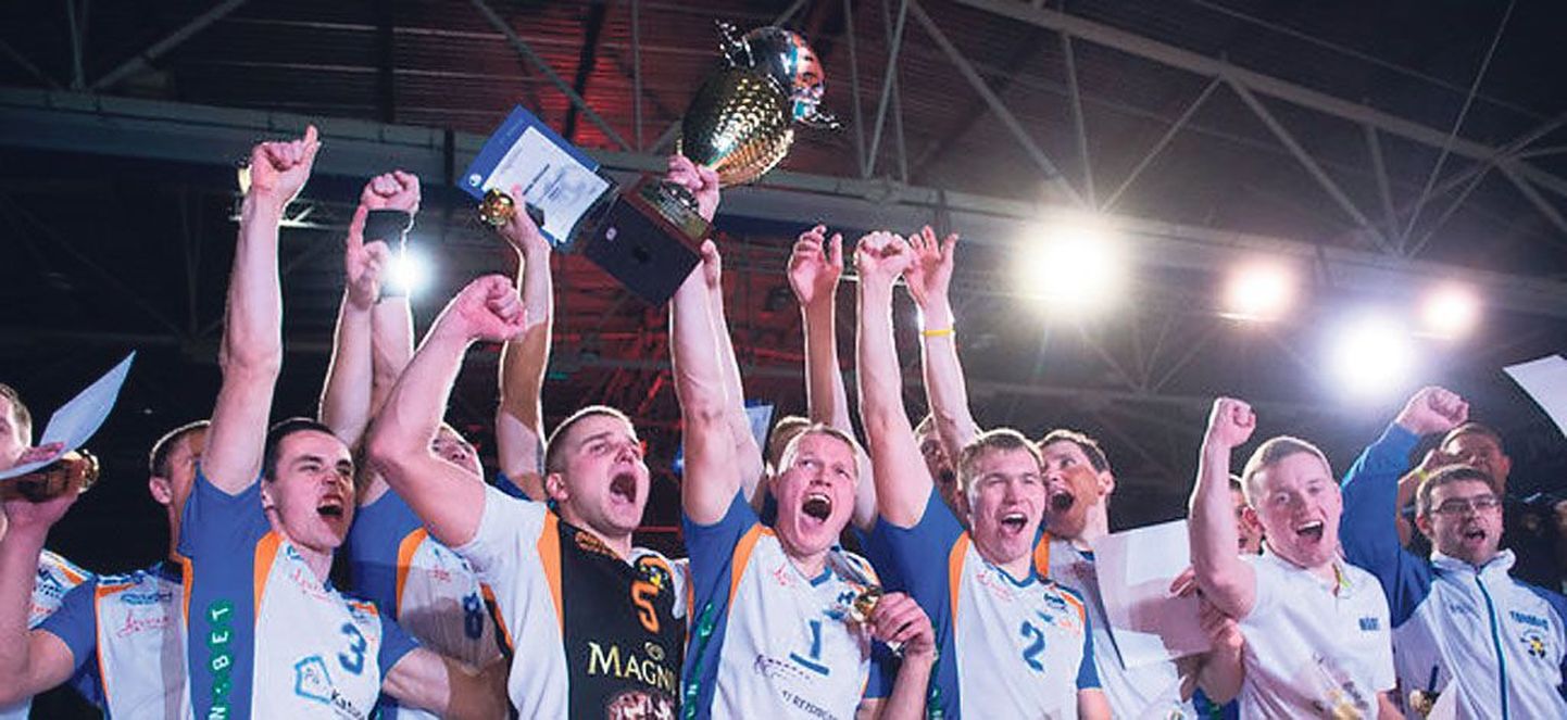Nagu kaks aastat tagasi said Pärnu võrkpallimehed karikat taeva poole tõstes rõõmust möirata.