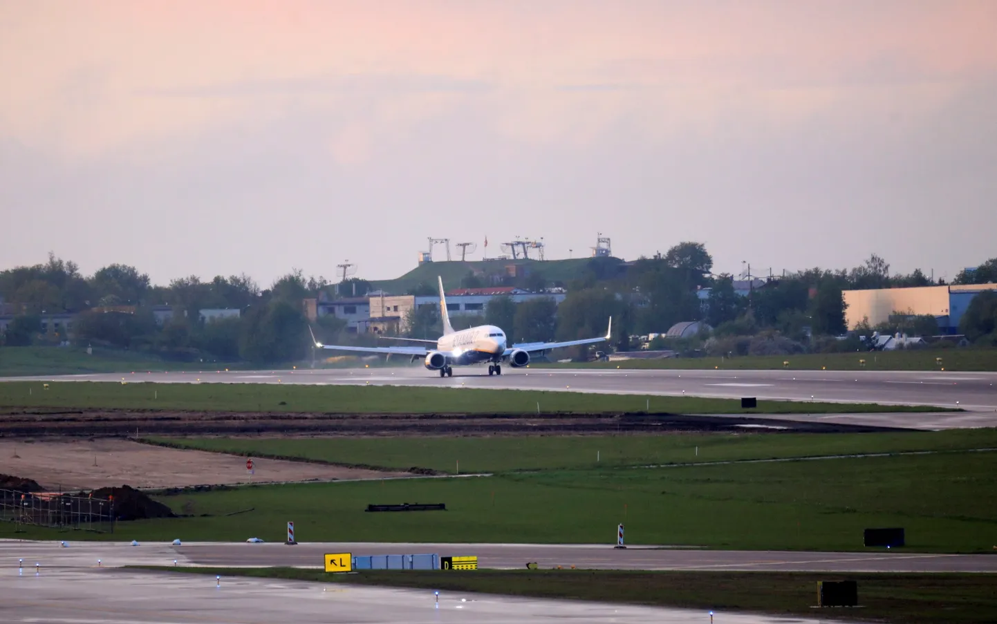 Задержанный властями Беларуси самолет Ryanair приземляется в Вильнюсе.
