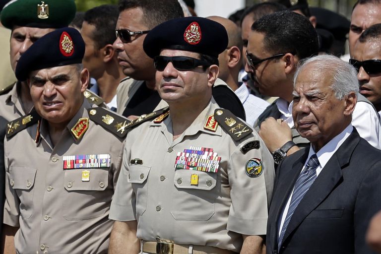 Endine Egiptuse armee kindralkolonel ja praegune kaitseminister Sedki Sobhi (vasakul). Foto: Hassan Ammar/AP/Scanpix