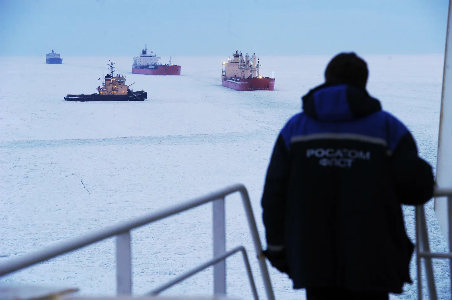 Вид на застраявшие во льду суда с ледокола "Вайгач".