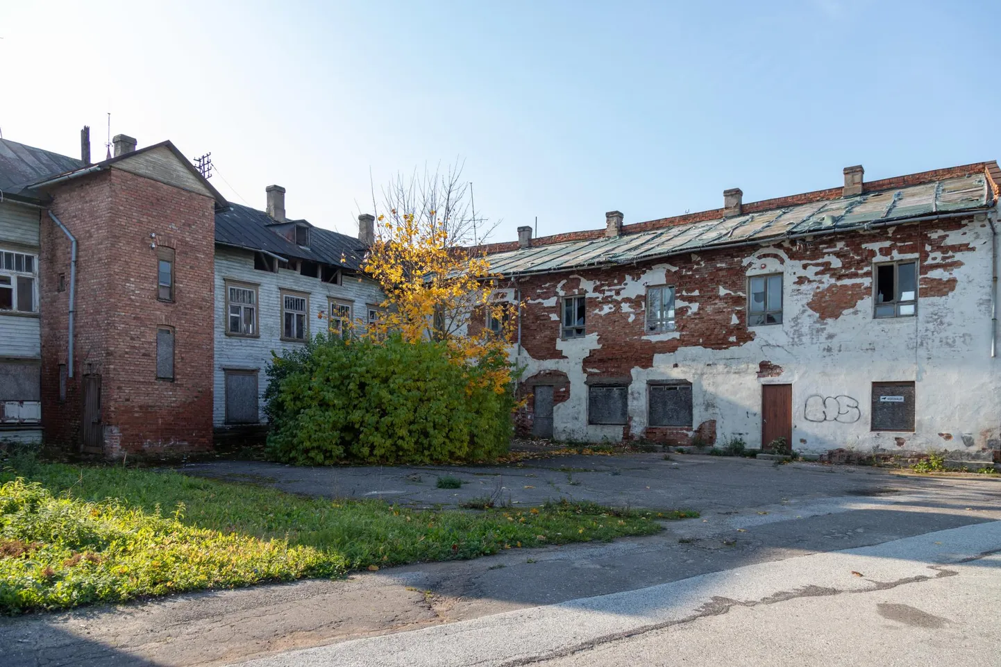 Viljandi kesklinnas tühjalt seisva maja akende lõhkumist tuleb selle omaniku ütlemist mööda tihti ette.