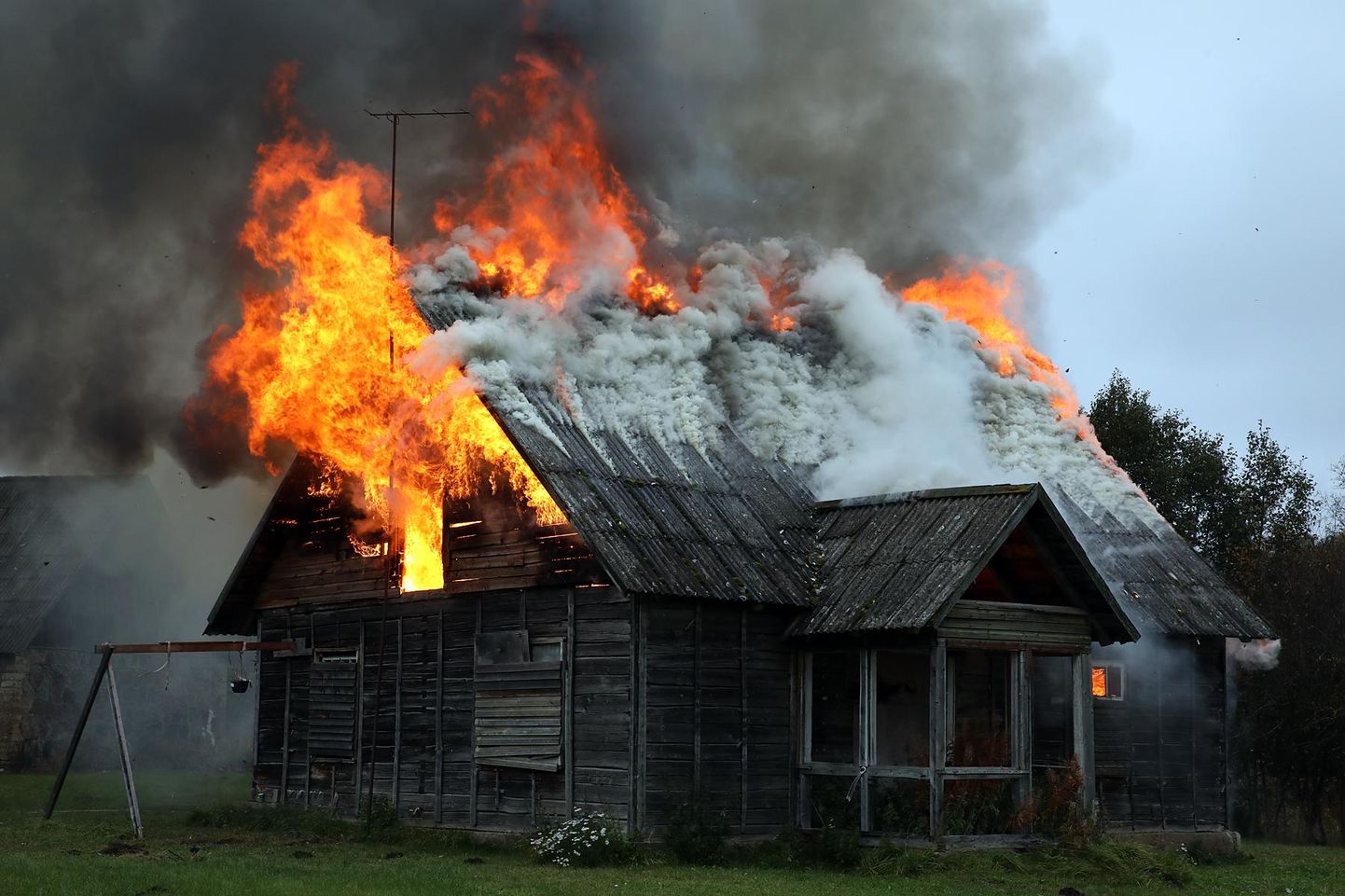 Päästeõppuse lõpuks põletati maja maha, see oligi omaniku soov.