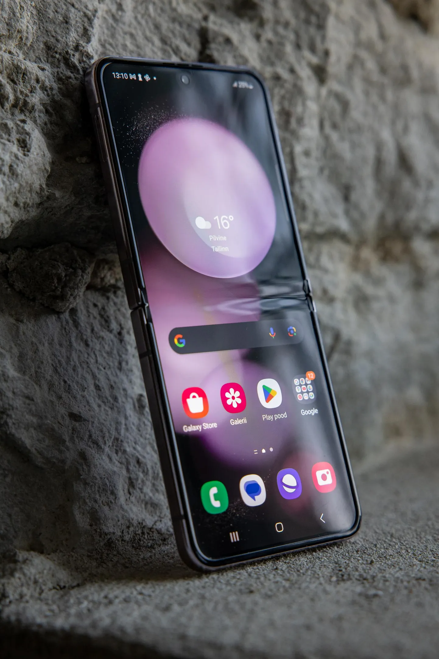 Samsung proovib viimasel ajal kõndida rajal, kus omal ajal astus esimesed sammud Nokia, pakkudes näiteks kokkuklapitavaid ja -volditavaid telefone. Fotol Samsung Galaxy Z Flip 5.