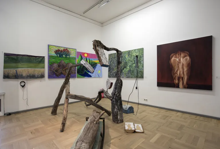 Esiplaanil Eero Ijavoineni installatsioon «Naist mul pole, aga hobuseid ma armastan», puit, metallid, valmisesemed, 2017. Karel Koplimets / Tallinna Kunstihoone