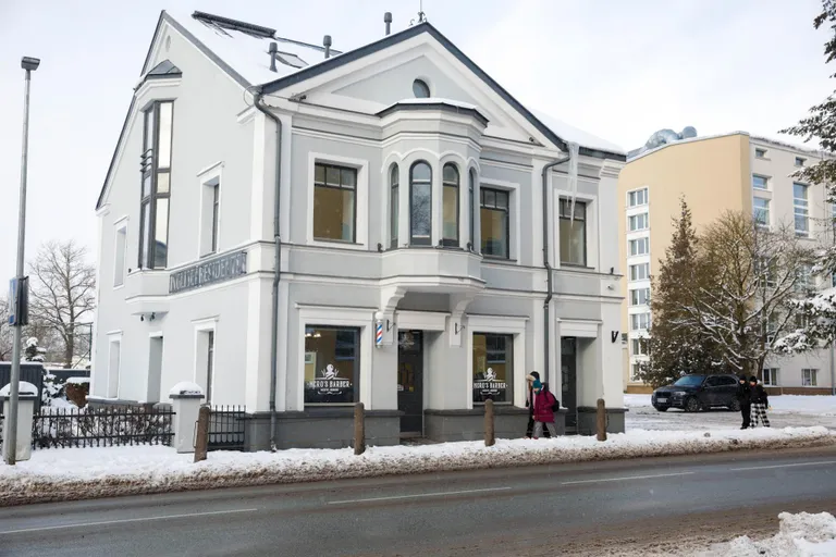 Tallinna tänav 27 katusel on moodustunud jalakäijaid ohustavad jääpurikad, millel pikkust oma poolteist meetrit.