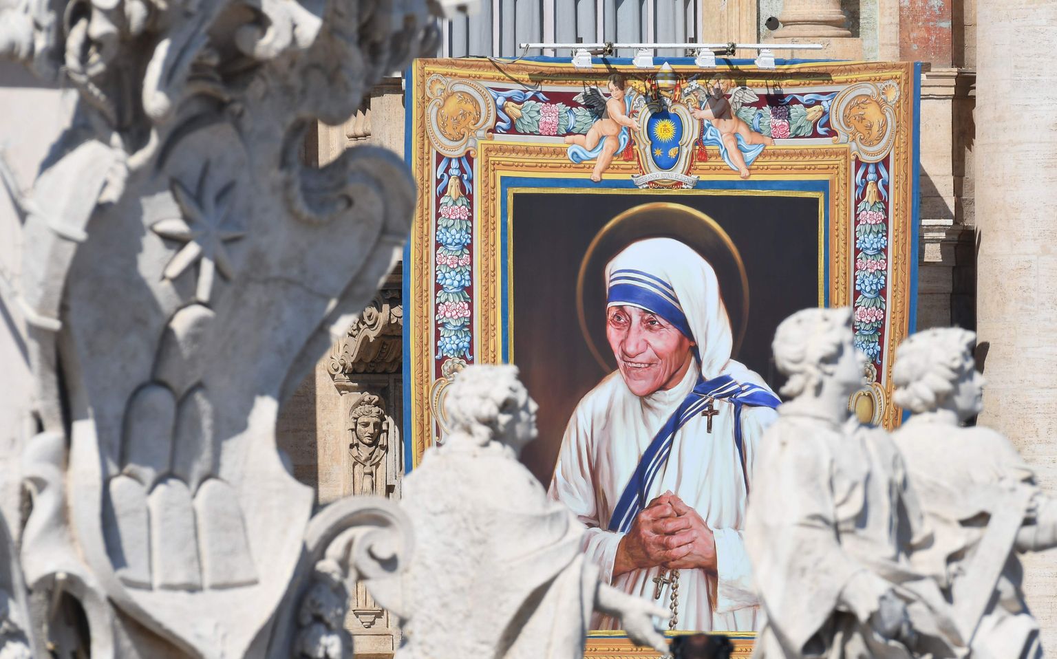 Ema Teresat kujutav gobelään Vatikanis  eilse pühakuks kuulutamise missa ajal.