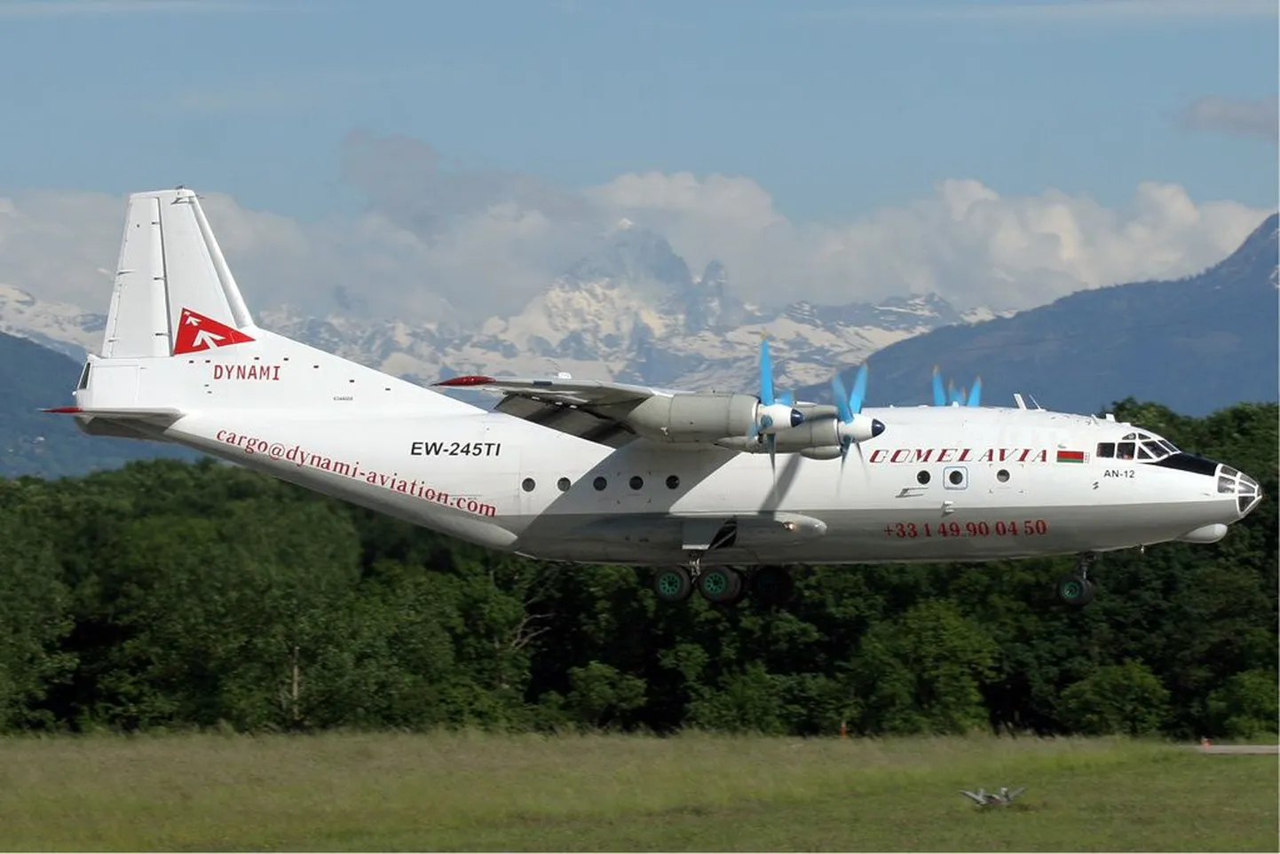 An-12-tüüpi transpordilennuk.