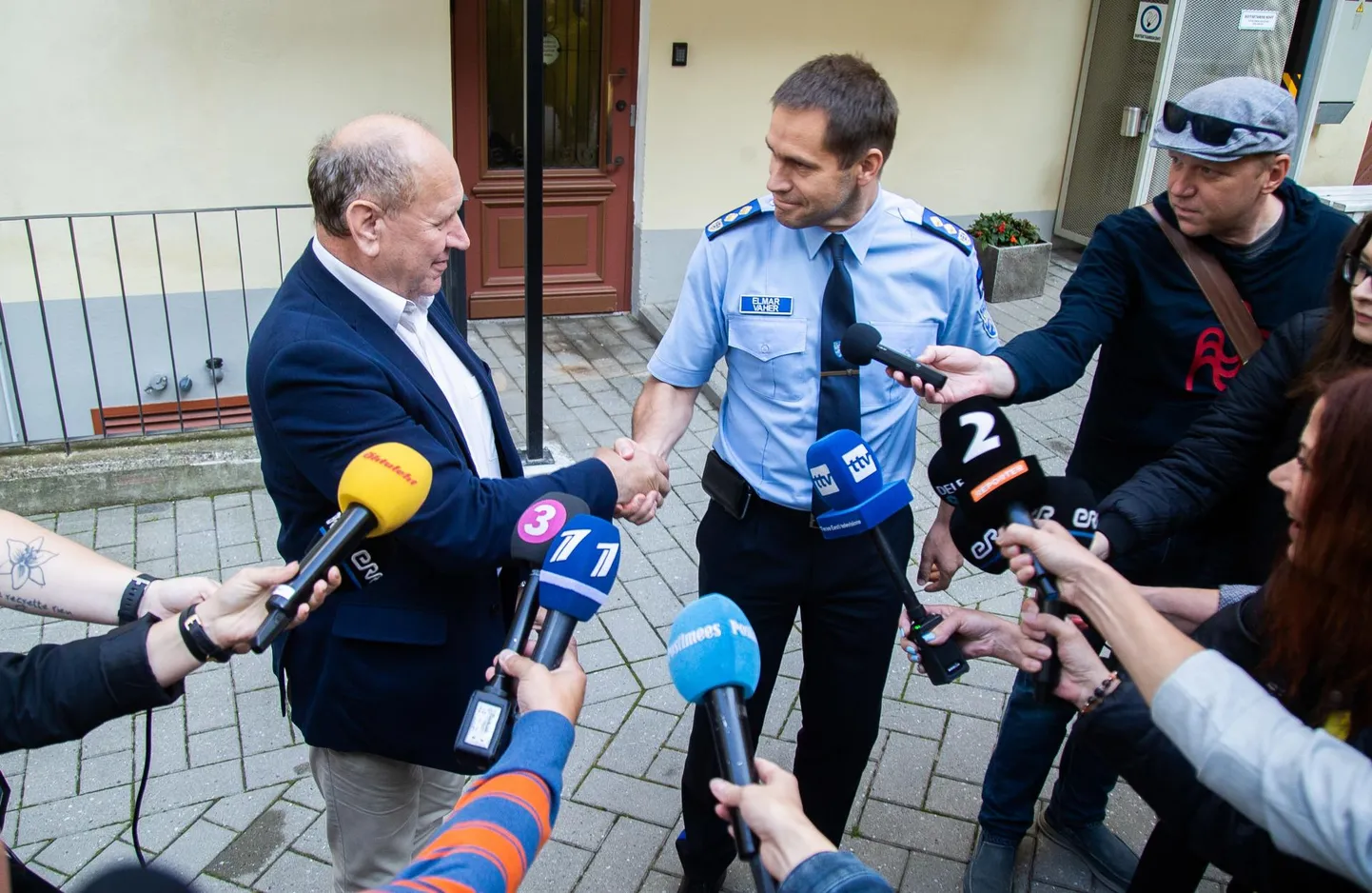 Siseminister Mart Helme ning Politsei- ja Piirivalveameti peadirektor Elmar Vaheri käepigistus.