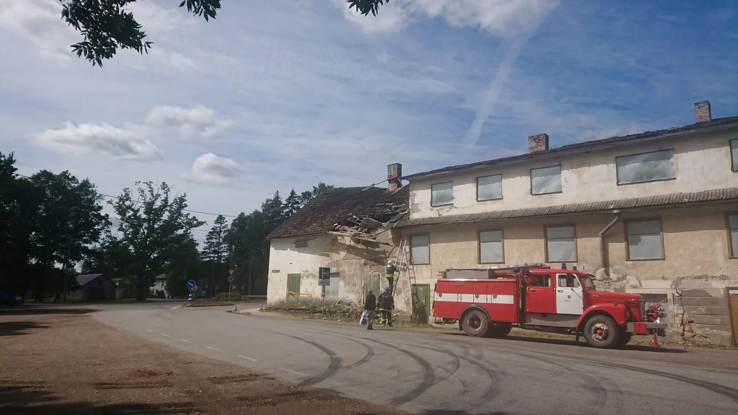Puurmani vabatahtlikud päästjad käisid juuni alguses laguneva maja katuselt eemaldamas ohtlikke detaile, mis kippusid jalakäijaid ohustama.