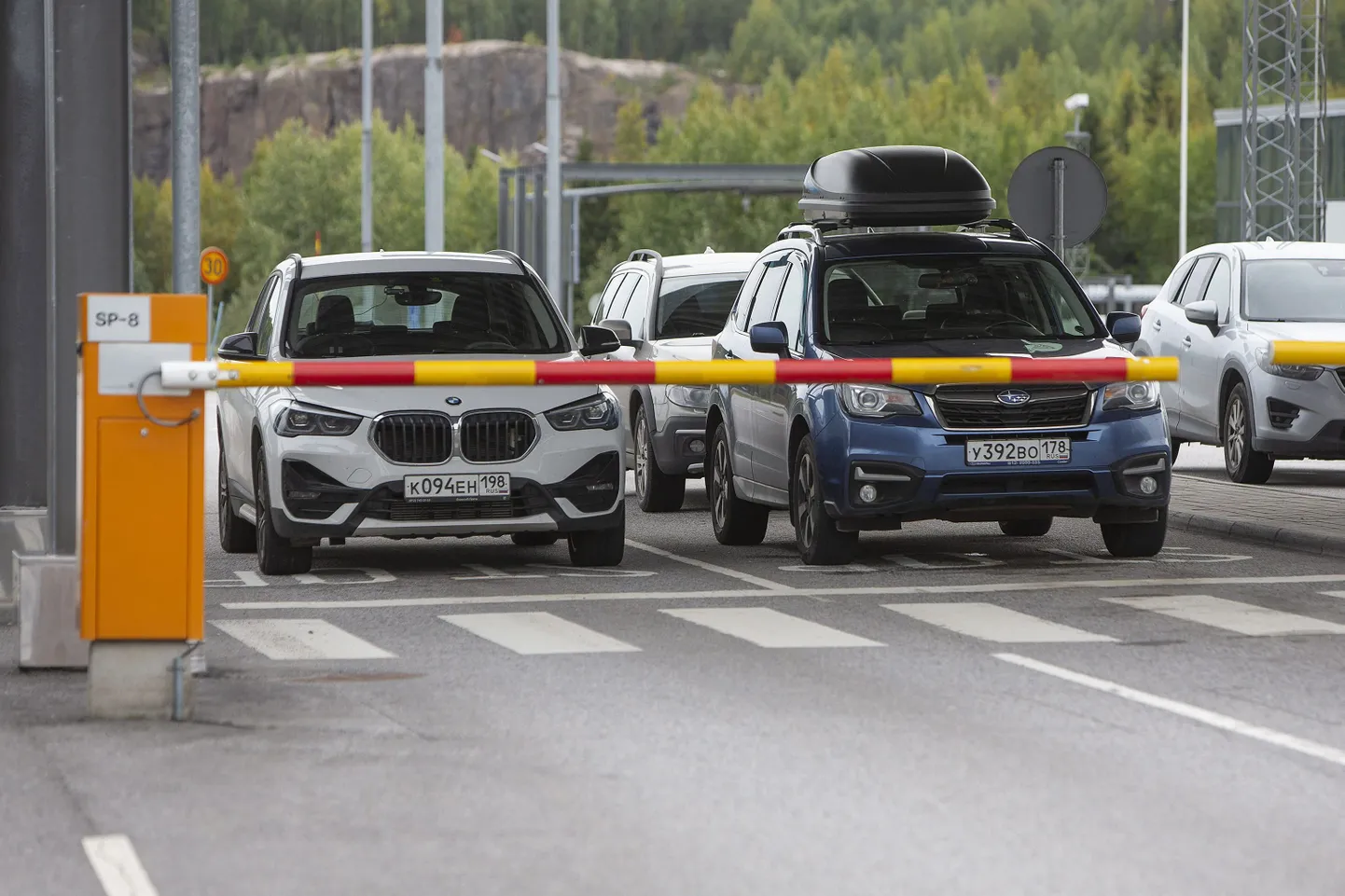 Российские автомобили на границе с Финляндией.
