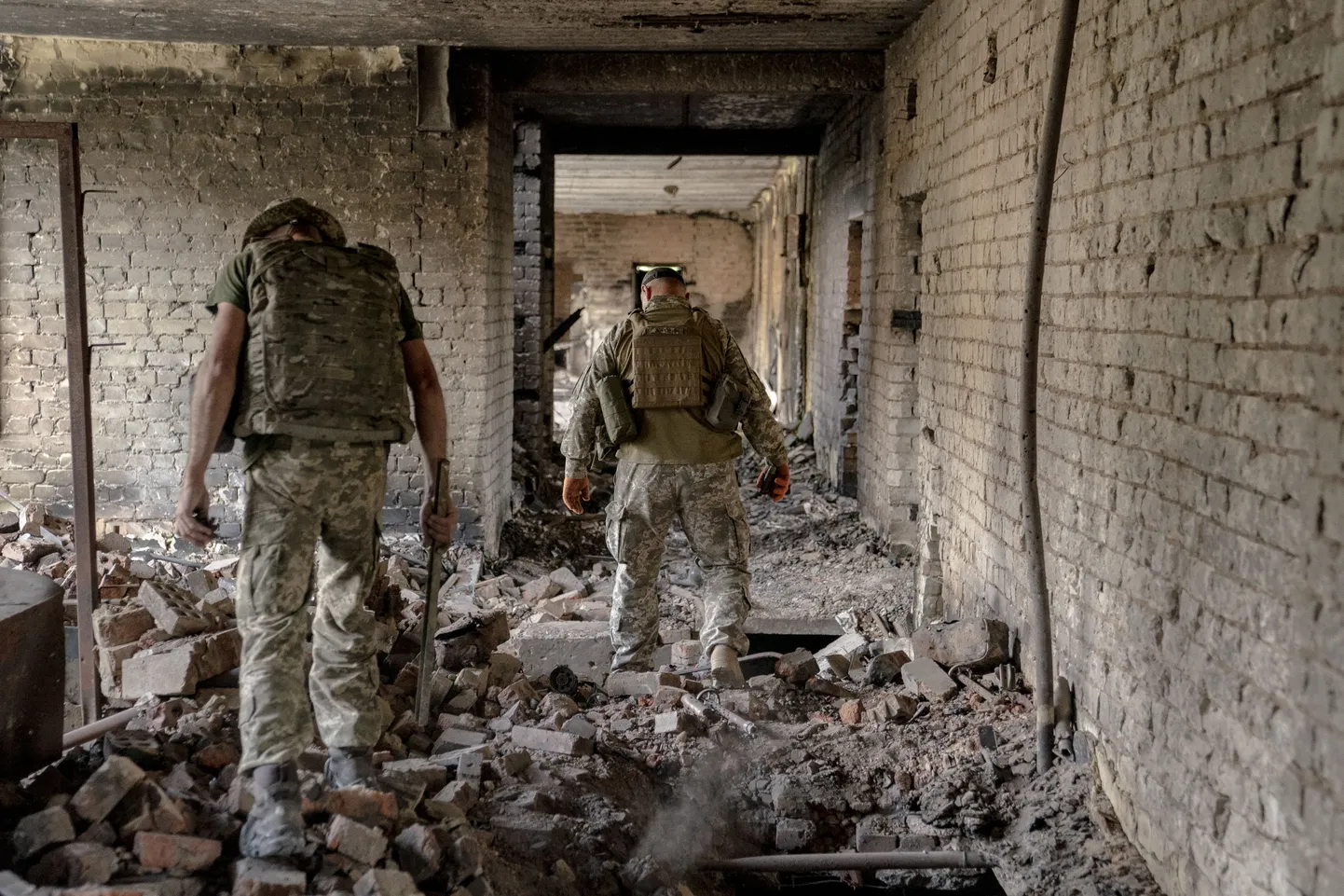 Ukraina sõjaväelased purustatud hoones Harkivi lähedal.