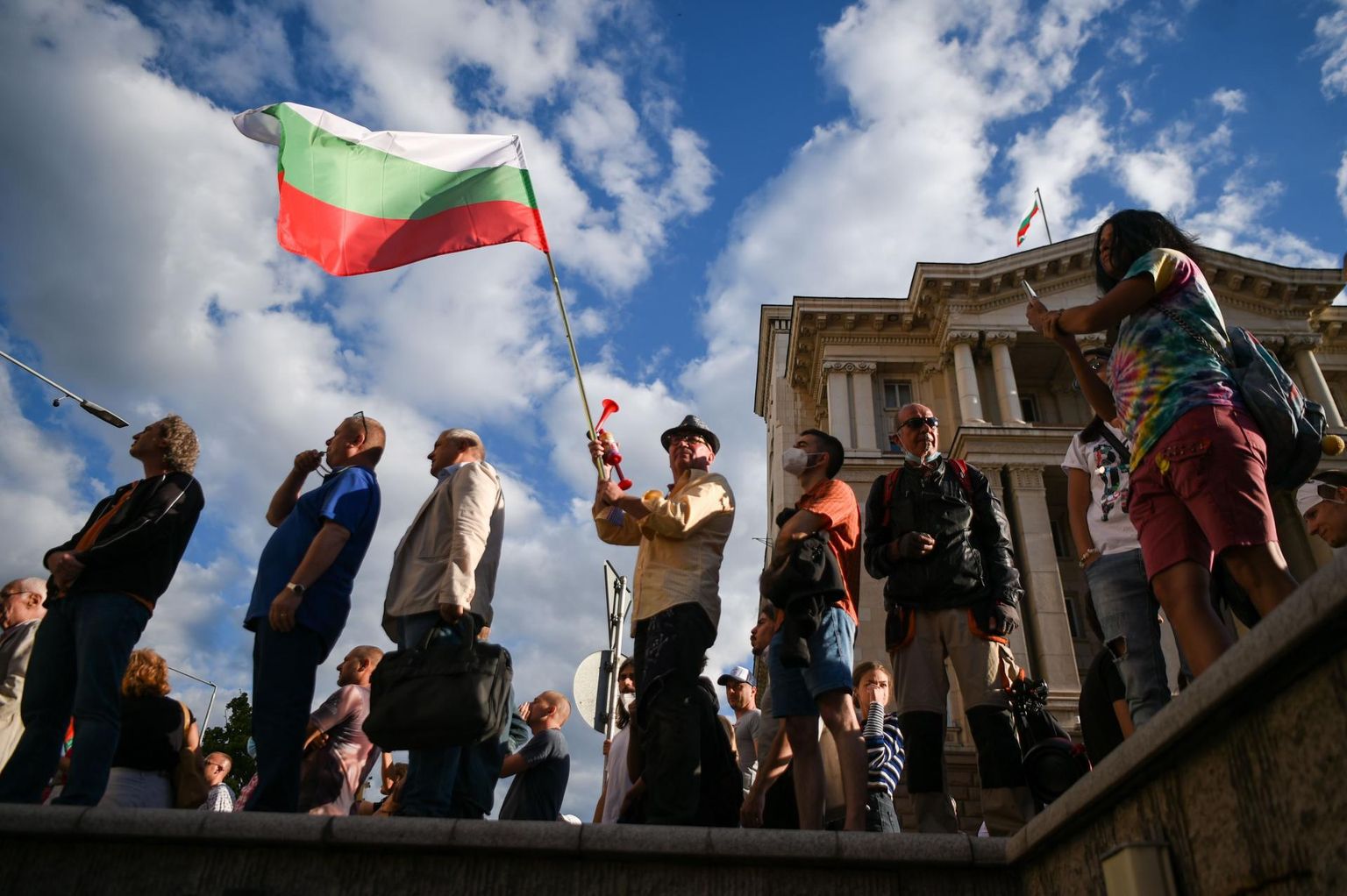 Bulgaaria lipuga meeleavaldajad üleile Sofias, kus varsti juba nädalapäevad on inimesed nõudnud peaminister Bojko Borisovi tagasiastumist. Kogu riiki haaranud protestid on Bulgaaria viimaste aastate ulatuslikemad.