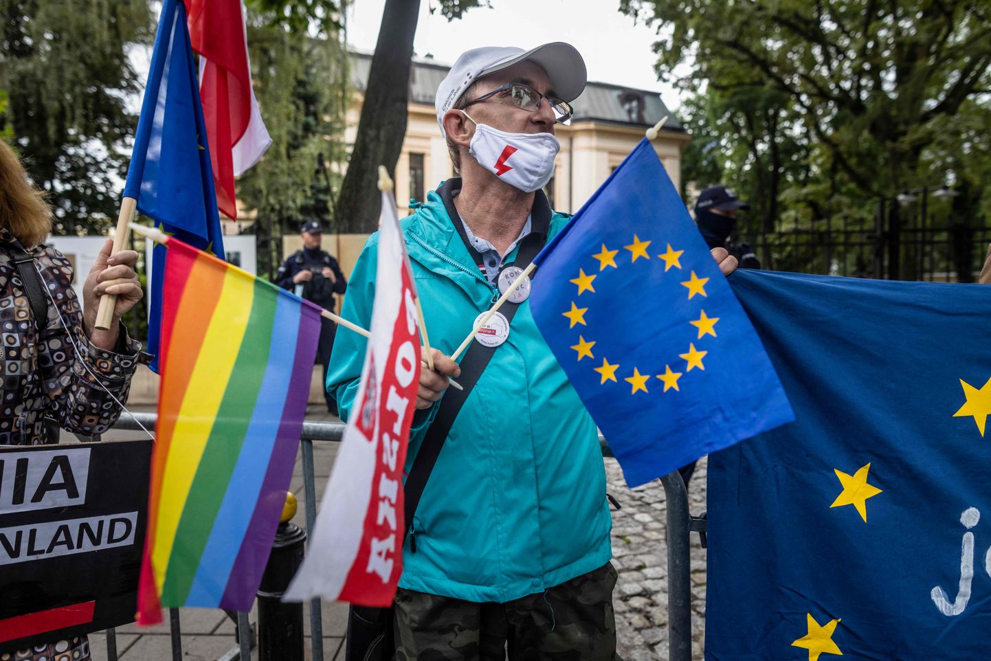 Euroopa Liidu pooldajast meeleavaldaja Poolas põhiseaduskohtu ees Varssavis 31. august 2021.