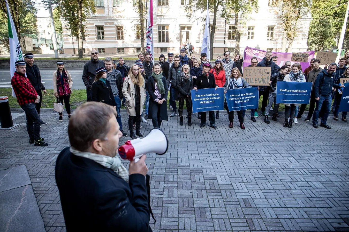 Vanemteadur ja Teaduskoja liige Andi Hektor (esiplaanil) ütleb, et riik pole asjaosalisi üliolulistest muutustest õigel ajal teavitanud ning mäng käib üle teadlaste peade.