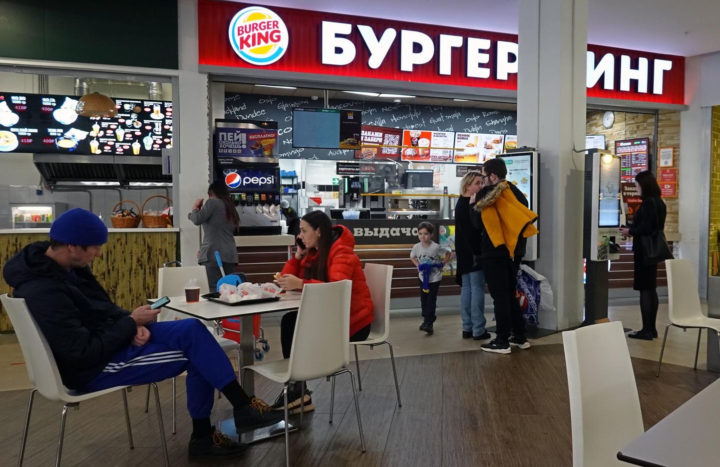 Burger King Moskva kaubanduskeskuses on endiselt lahti, kuna kiirsöögikohad töötavad frantsiisilepingu alusel.