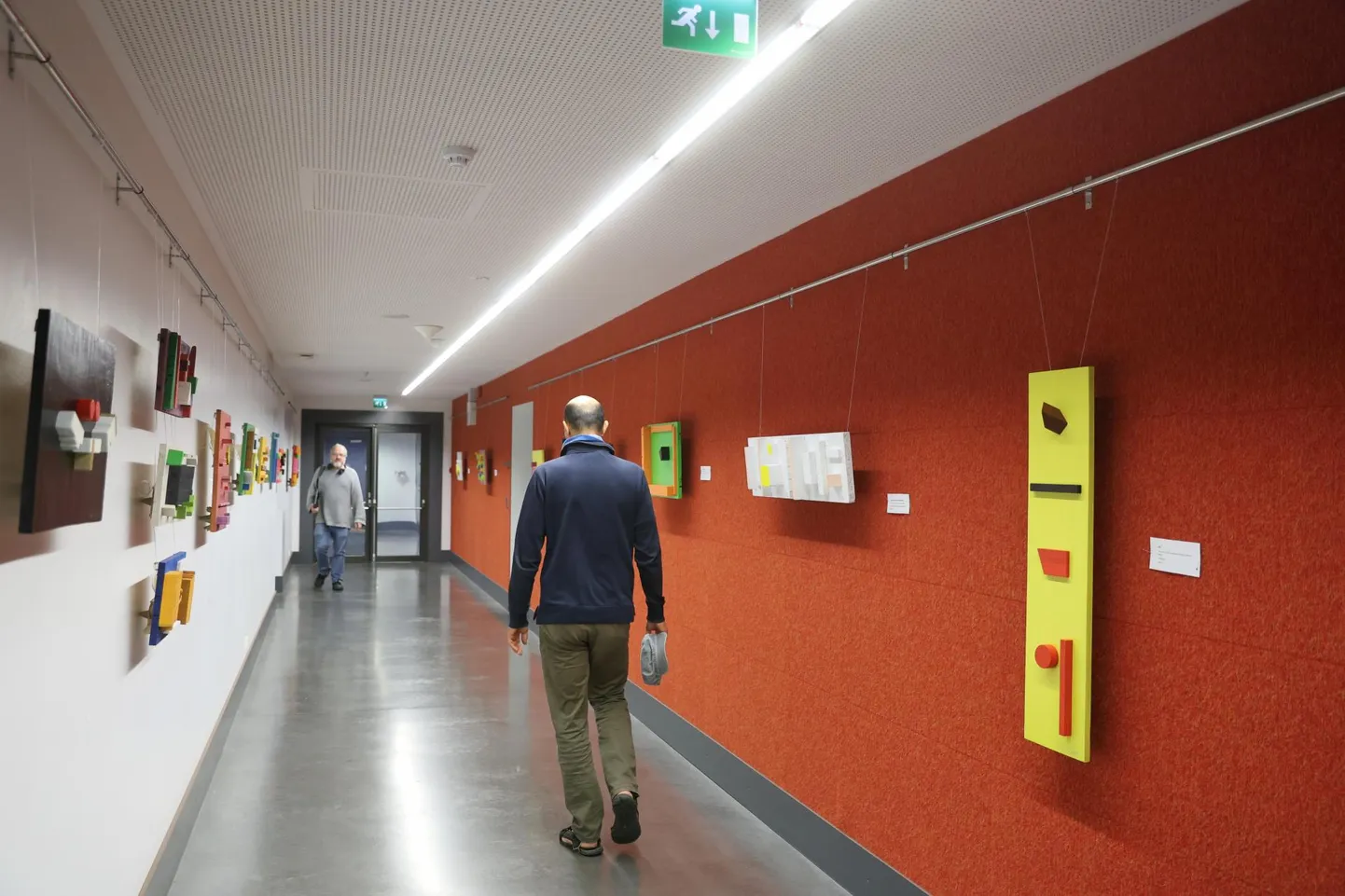 Peeter Undi näitust «Mööbel murrab vormi» näeb Maarjamõisa väljal Physicumi galeriis veel nädal aega.
