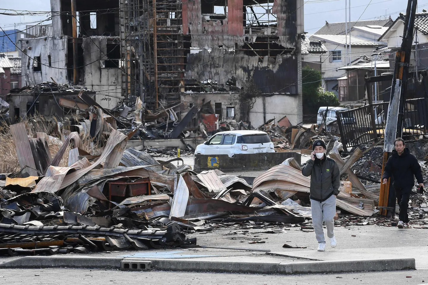 Jaapani maavärina põhjustatud tulekahjus kannatada saanud turg Wajimas.
