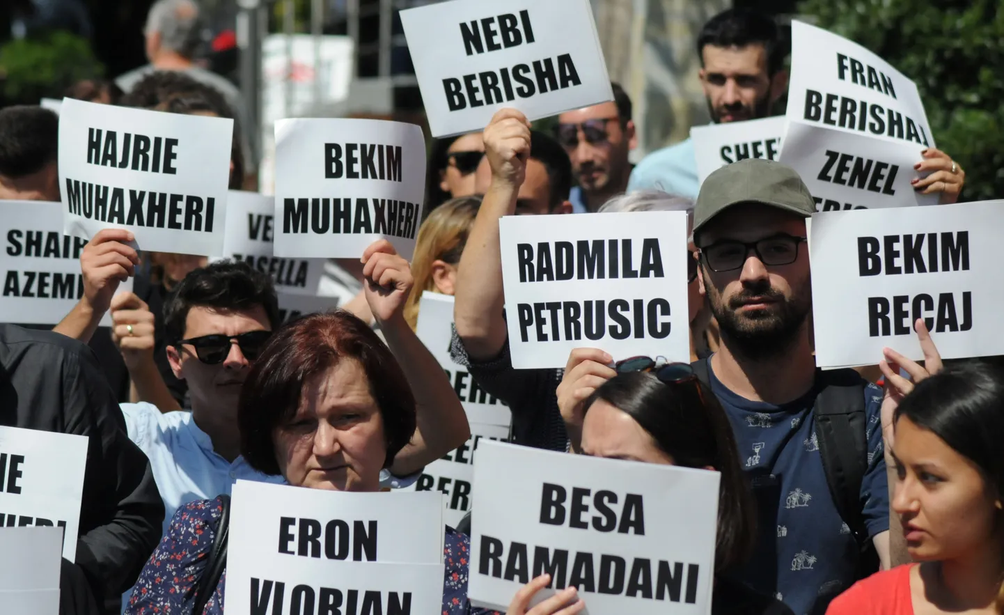 Rahvusvahelisel teadmata kadunud inimeste päeval kogunevad mitme Balkani poolsaare riigi inimesed tänavatele, tõstmaks teadlikkust rohkem kui kümnele tuhandele inimesele, kes Balkani sõdade ajal kadunuks jäid. Foto ürituselt Kosovo pealinnas Prištinas 2019. aastal.