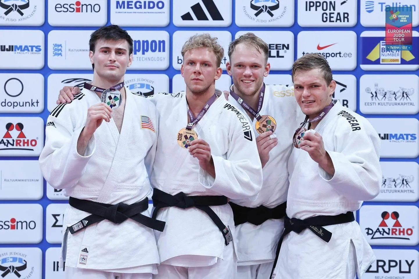 Tallinna EK-etapi poodiumile jõudsid kehakaalus kuni 90 kg võitjana Klen Kristofer Kaljulaid (vasakult teine) ja kolmanda koha teeninud Mattias Kuusik (paremal). Vasakul on ameeriklane John Jayne (2. koht) ning paremalt teine hollandlane Mark van Dijk (3. koht).
