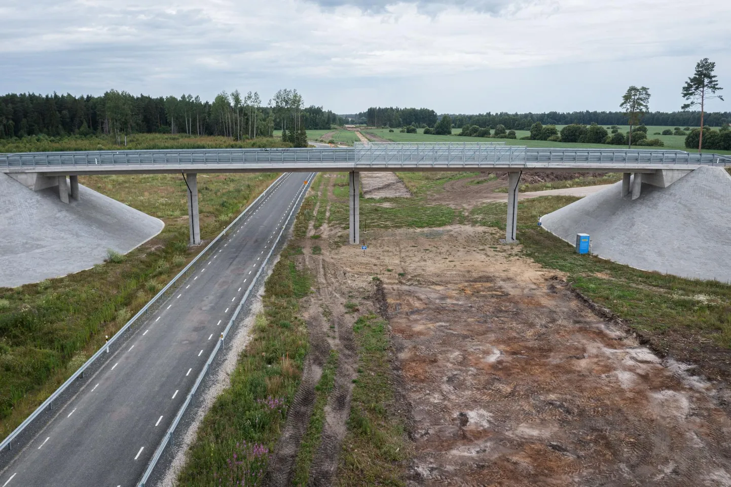 Rail Balticu Urge viadukt ja ökodukt juulis.