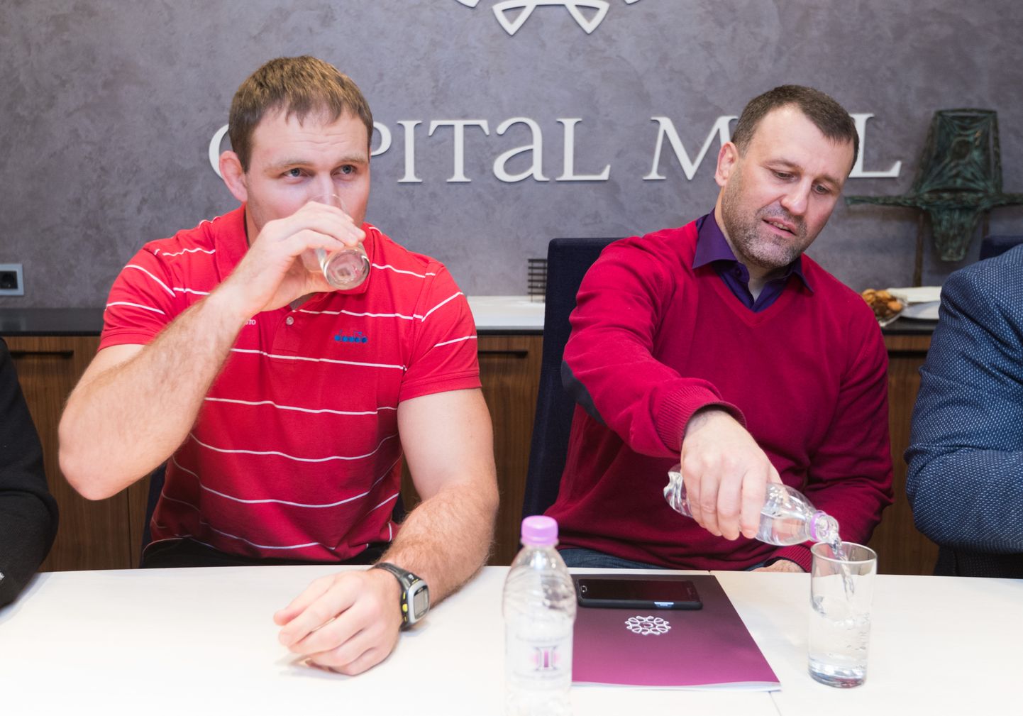 Heiki Nabi (vasakul) ja treener Igor Bugai kolm aastat ja kolm päeva tagasi koostöö algust tutvustanud pressikonverentsil.