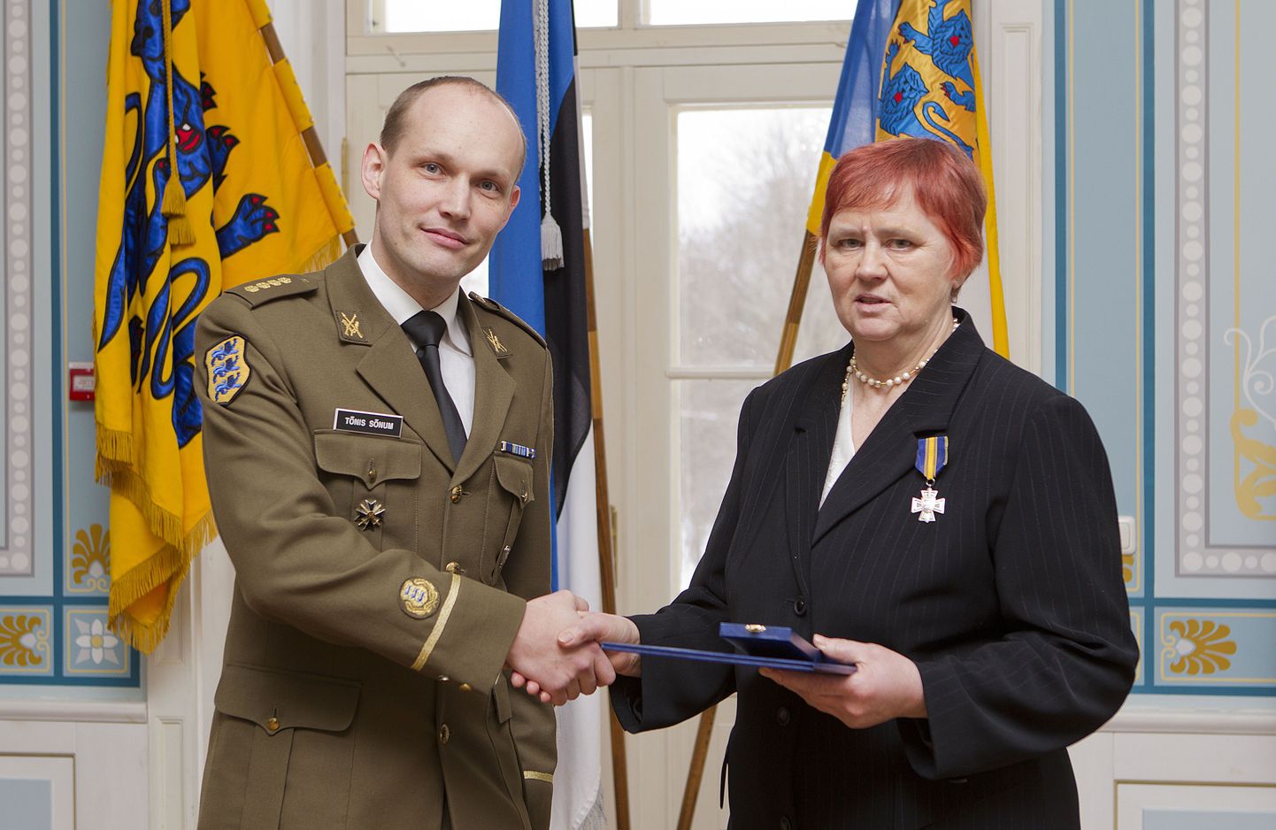 Замначальника отдела службы в Силах обороны Минобороны Тынис Сынум наградил Эльви Ыйм Крестом за заслуги третьей степени.