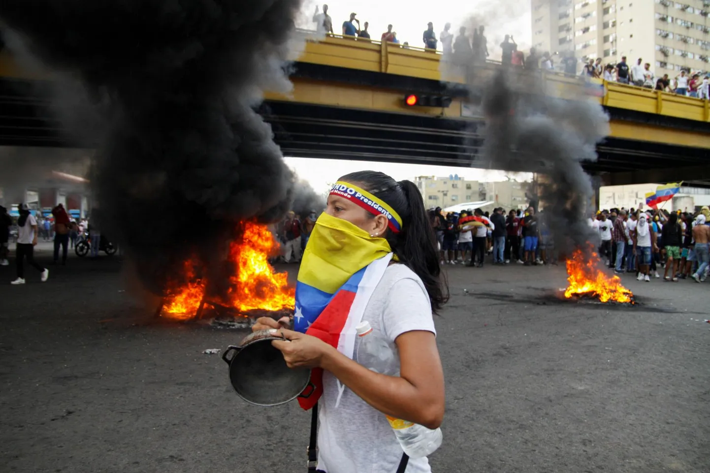 Venezuela lippu mässitud meeleavaldaja teeb Puerto La Cruzis köögiriistadega lärmi meeleavaldusel president Nicolás Maduro väidetava valimispettuse vastu.