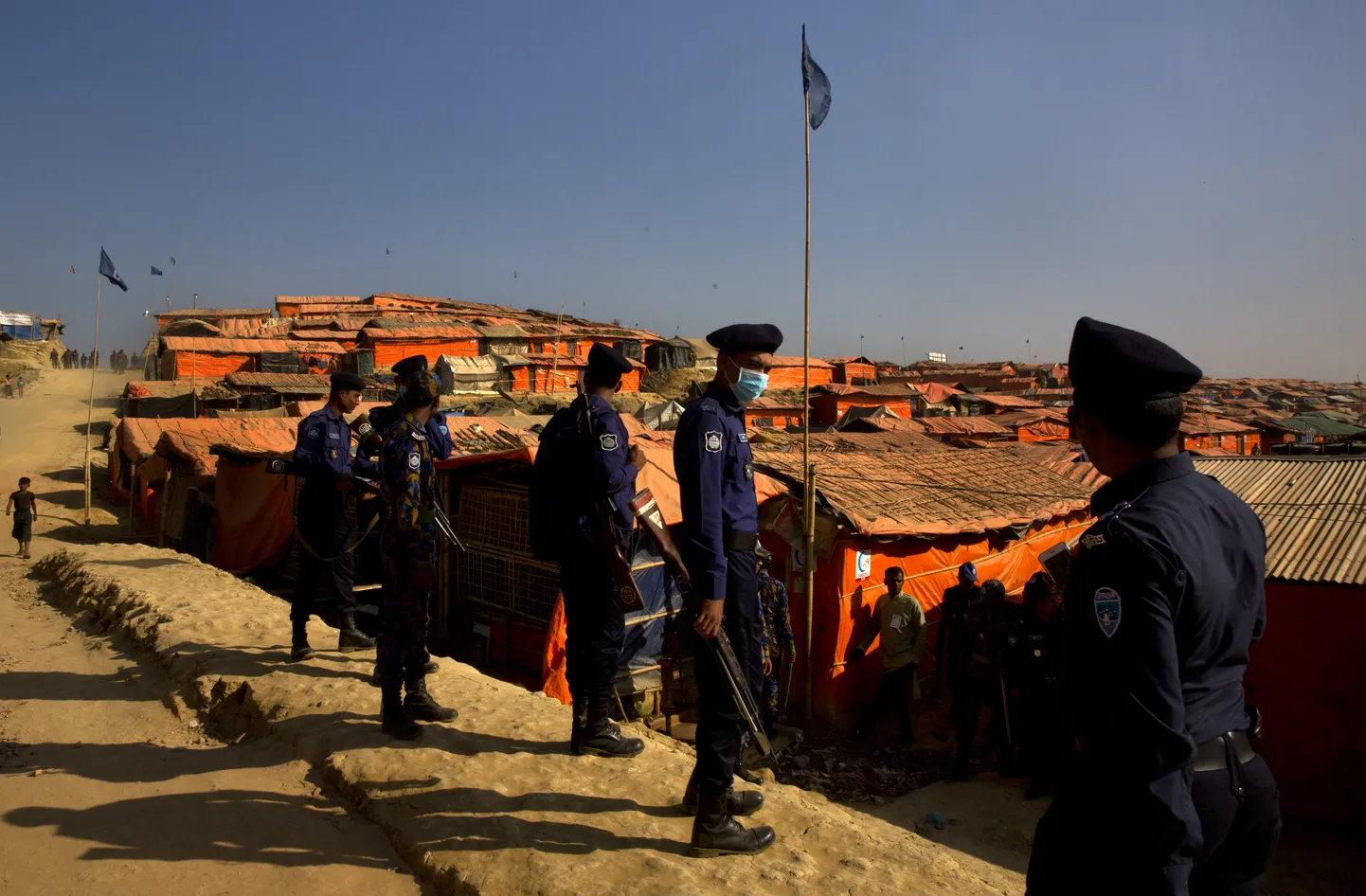 Bangladeshi korrakaitsjad rohingjade põgenikelaagri juures.
