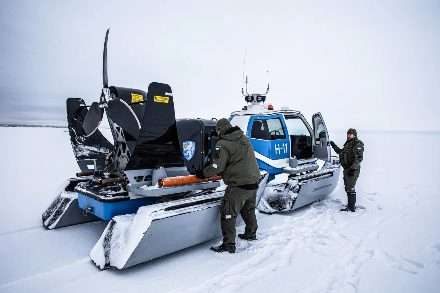 Пограничники кордона Варнья направляются на ежедневный осмотр на Чудское озеро. Антс Сийранд говорит, что самая большая головная боль для рыбаков-любителей возникает, когда лед формируется или трескается.