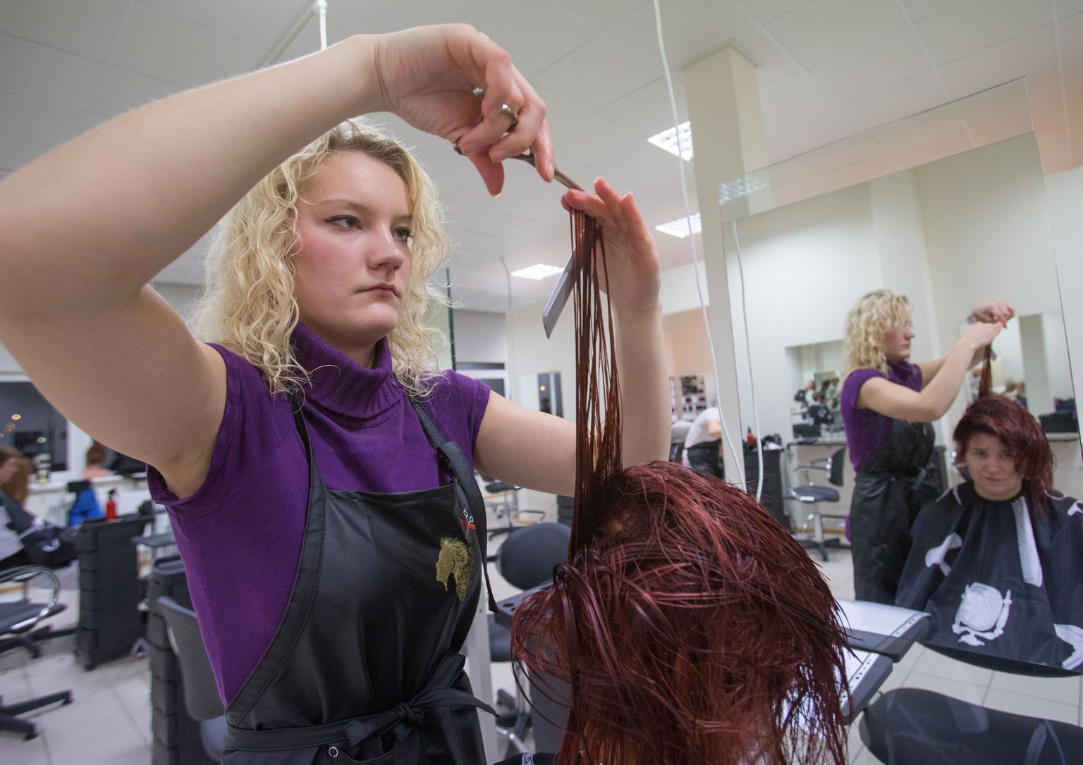 Juuksurite õppesalong: Tallinna kutsehariduskeskuse juuksurieriala õpilane Raili Pettai.