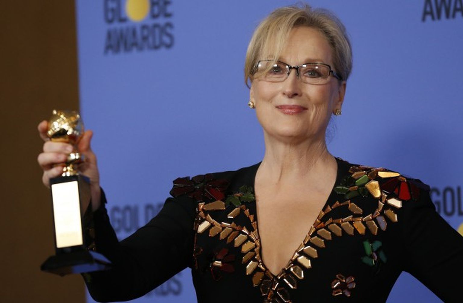 Meryl Streep holds the Cecil B. DeMille Award during the 74th Annual Golden Globe Awards in Beverly Hills, California, U.S., January 8, 2017.  REUTERS/Mario Anzuoni