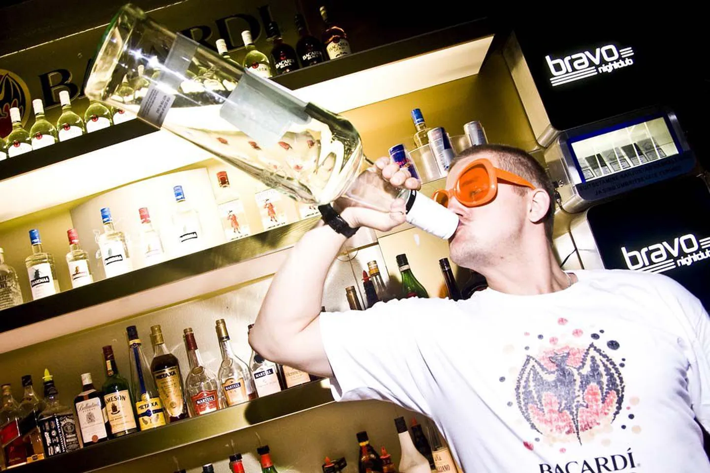 "Bacardi White Angel" klubis Bravo.