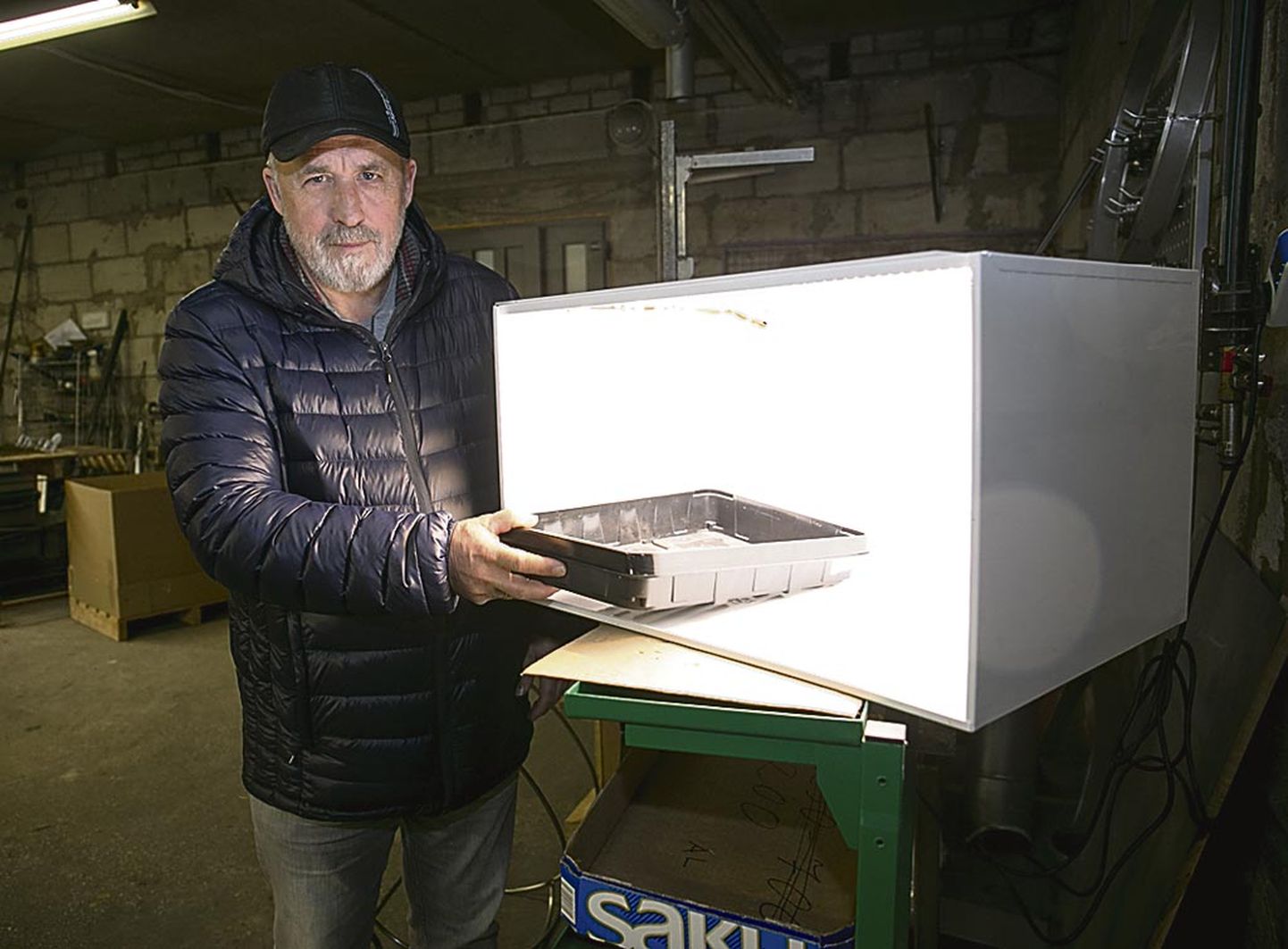 Ettevõtte K.MET juhatuse liige Aimar Roomets näitas Lõpe kooli lastele valmistatud valguskasti, milles võib pimedamal talvelgi taimi kasvatada.
