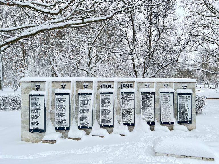 Мемориальная стена с именами погибших красноармейцев родом из принаровских деревень, находящаяся в нарвском парке Выйду, рядом с бывшим ДК имени Василия Герасимова.