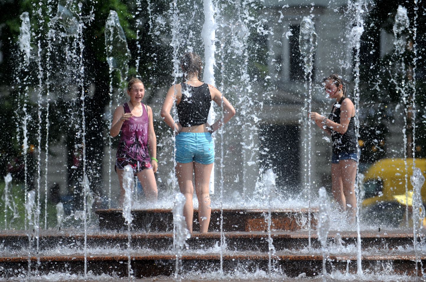 Девушки в фонтане возле Дома конгрессов в Риге