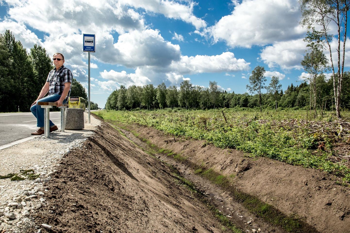 Liiklus­tiheda Via Baltica äärde­ on maanteeameti tellimusel tekitatud Pärnu-Jaagupi tee peatus kõrge kaldaga kraavi ­serval.
