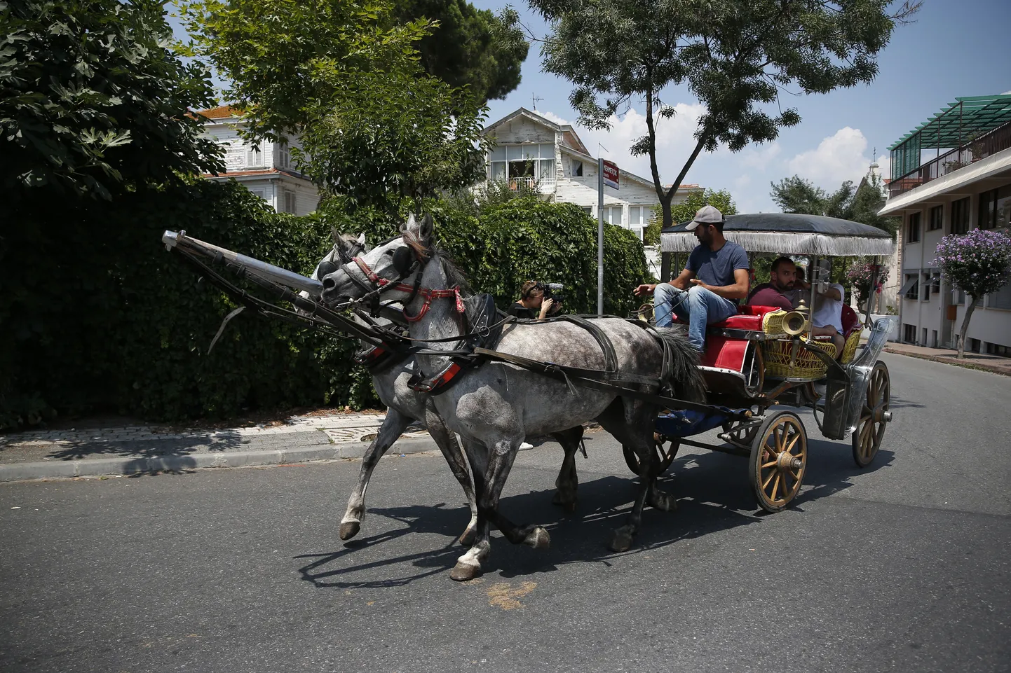 Turistid Büyükada saarel hobukaarikuga sõitmas. Foto on illustratiivne.