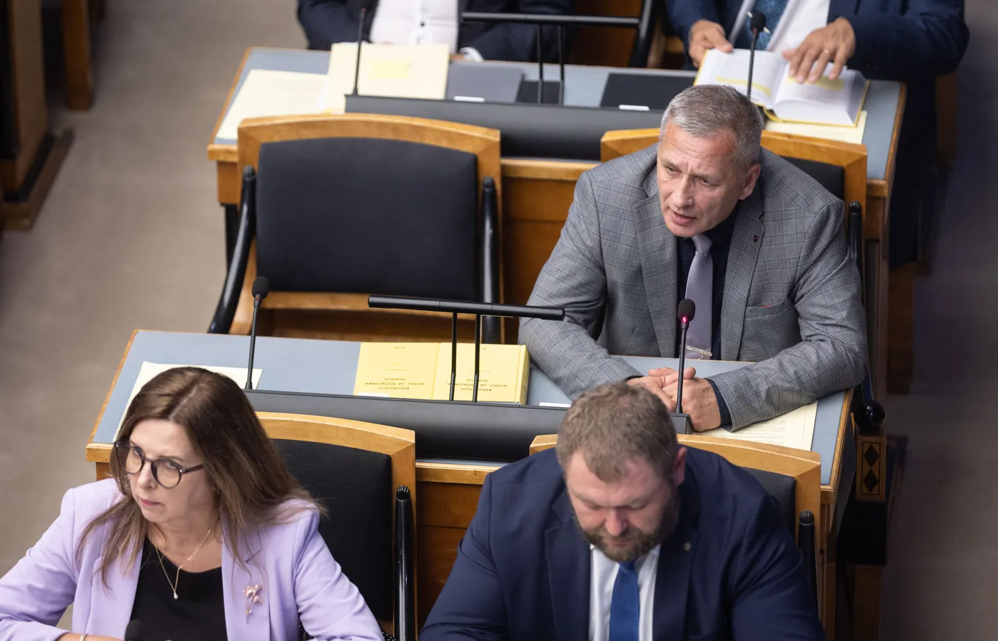 Kalle Grünthal (hallis pintsakus) ja EKRE parlamendiliikmed Kert Kingo ja Rene Kokk.