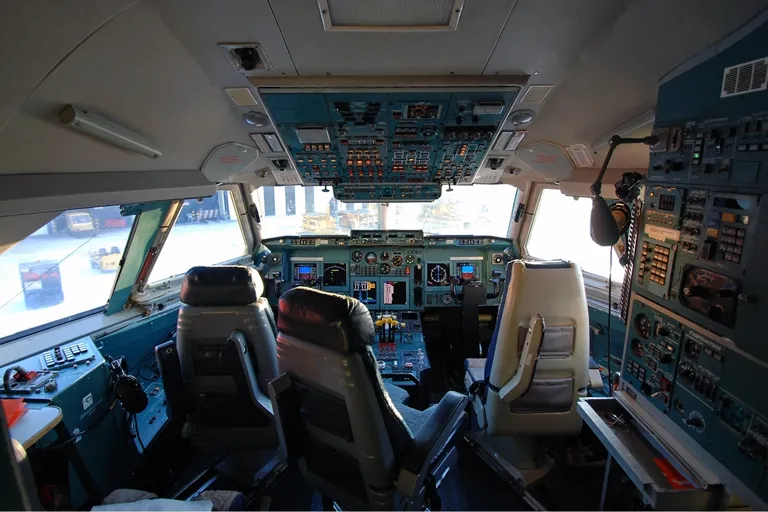 IL-96 kokpit erineb moodsamate lääne lennukite omast oluliselt.