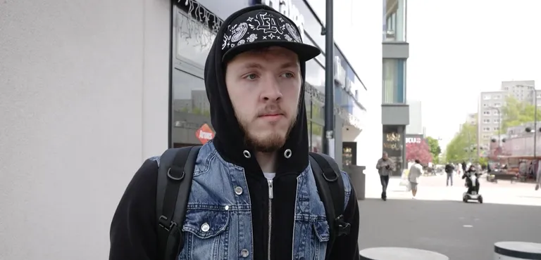 Дмитрий (23), работает на складе.