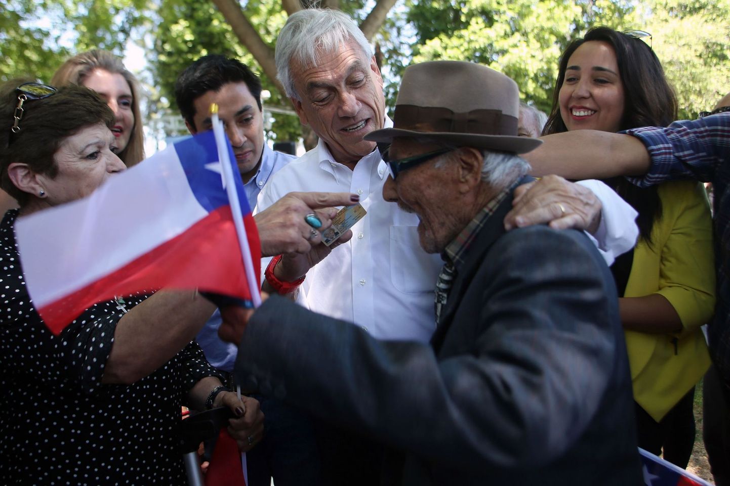 Tšiili presidendikandidaat Sebastián Piñera (keskel valges).